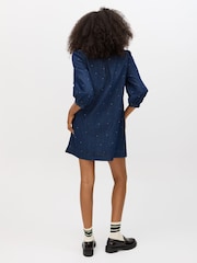 فستان دنيم قصير بنصف سحّاب مزين بأحجار الراين من Oliver Bonas - صورة 2 من 8