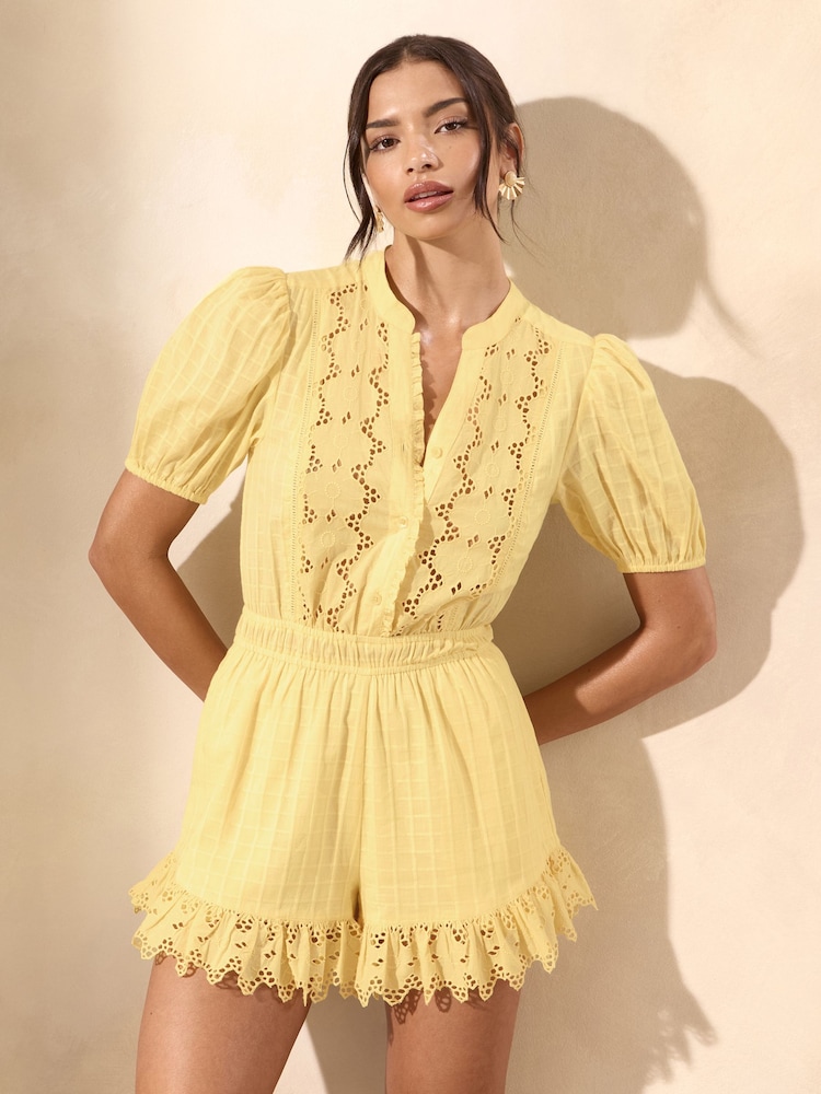 Amarillo - Lipsy Broderie Frill Hem V-Neck Short Sleeve Playsuit - Imagen 1 de 4 Amarillo - Lipsy Broderie Frill Hem V-Neck Short Sleeve Playsuit - Imagen 1 de 4