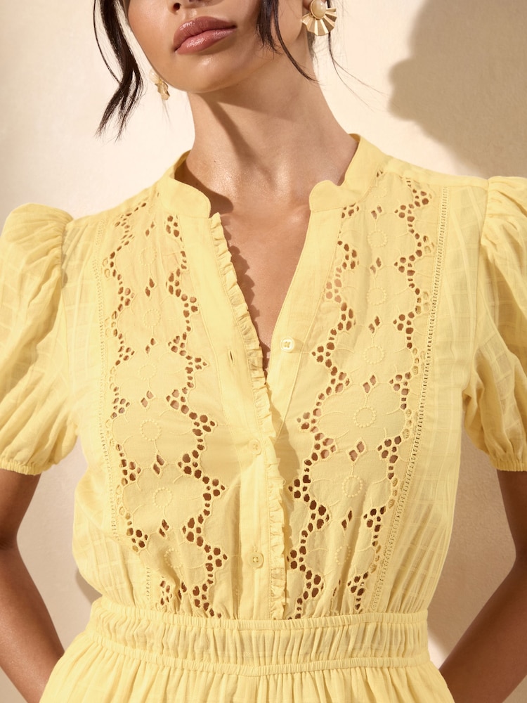 Amarillo - Lipsy Broderie Frill Hem V-Neck Short Sleeve Playsuit - Imagen 4 de 4 Amarillo - Lipsy Broderie Frill Hem V-Neck Short Sleeve Playsuit - Imagen 4 de 4
