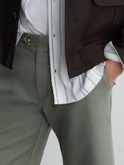 Reiss Sage Green Wicket Modern Fit Cotton Blend Chino Shorts - Image 4 of 6