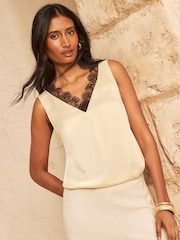 Creme und Schwarz - Love & Roses Satin Front Lace Trim V-Neck Vest - Bild 1 von 4