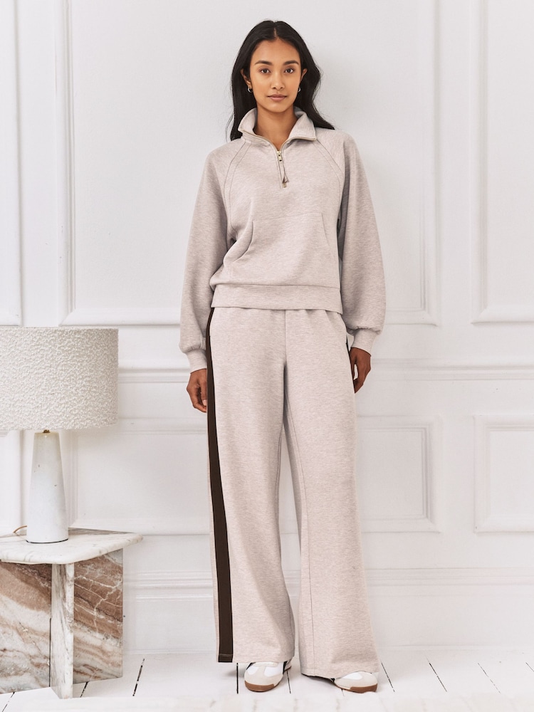 Chelsea Peers Luxe Comfort Scuba Side Stripe Joggers - Slika 2 iz 6 Chelsea Peers Luxe Comfort Scuba Side Stripe Joggers - Slika 2 iz 6