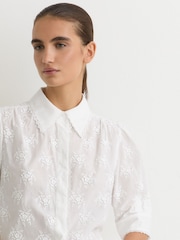 قميص قطن مطرّز مورّد Edwina من Reiss - Image 4 of 6