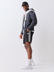 Negro - Pantalones cortos Firebird de adidas Originals - Imagen 2 de 5