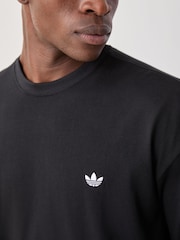 שחור - adidas originals חולצת טי בייסיק עם שרוול ארוך ולוגו תלת-עלים - תמונה 4 מתוך 5