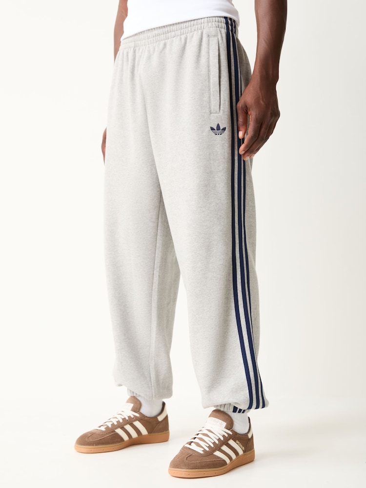 Gris - adidas Originals Adicolor 3 Stripes Cuffed Sweatpants - Imagen 1 de 5