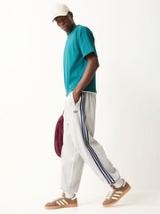 Gris - adidas Originals Adicolor 3 Stripes Cuffed Sweatpants - Imagen 2 de 5