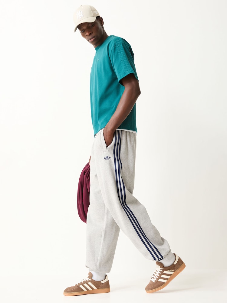 Gris - adidas Originals Adicolor 3 Stripes Cuffed Sweatpants - Imagen 2 de 5