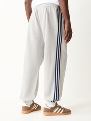Gris - adidas Originals Adicolor 3 Stripes Cuffed Sweatpants - Imagen 3 de 5