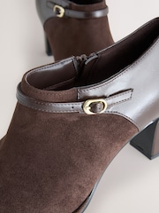 Chocolate marrom - Botas Forever Comfort® bico redondo salto bloco detalhe de fivela - Imagem 6 de 7