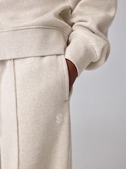 دقيق الشوفان - طقم سويت شيرت و بنطلون رياضي من Superdry - صورة 5 من 12