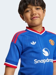adidas originals Blue Kids Manchester United 26/27 Away T-Shirt Set - Image 5 of 6