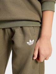ירוק - adidas originals סט של חולצת טי עם שרוול ארוך ומכנסי טרנינג במרקם וופל - תמונה 4 מתוך 8