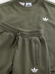 ירוק - adidas originals סט של חולצת טי עם שרוול ארוך ומכנסי טרנינג במרקם וופל - תמונה 7 מתוך 8