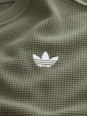 ירוק - adidas originals סט של חולצת טי עם שרוול ארוך ומכנסי טרנינג במרקם וופל - תמונה 8 מתוך 8