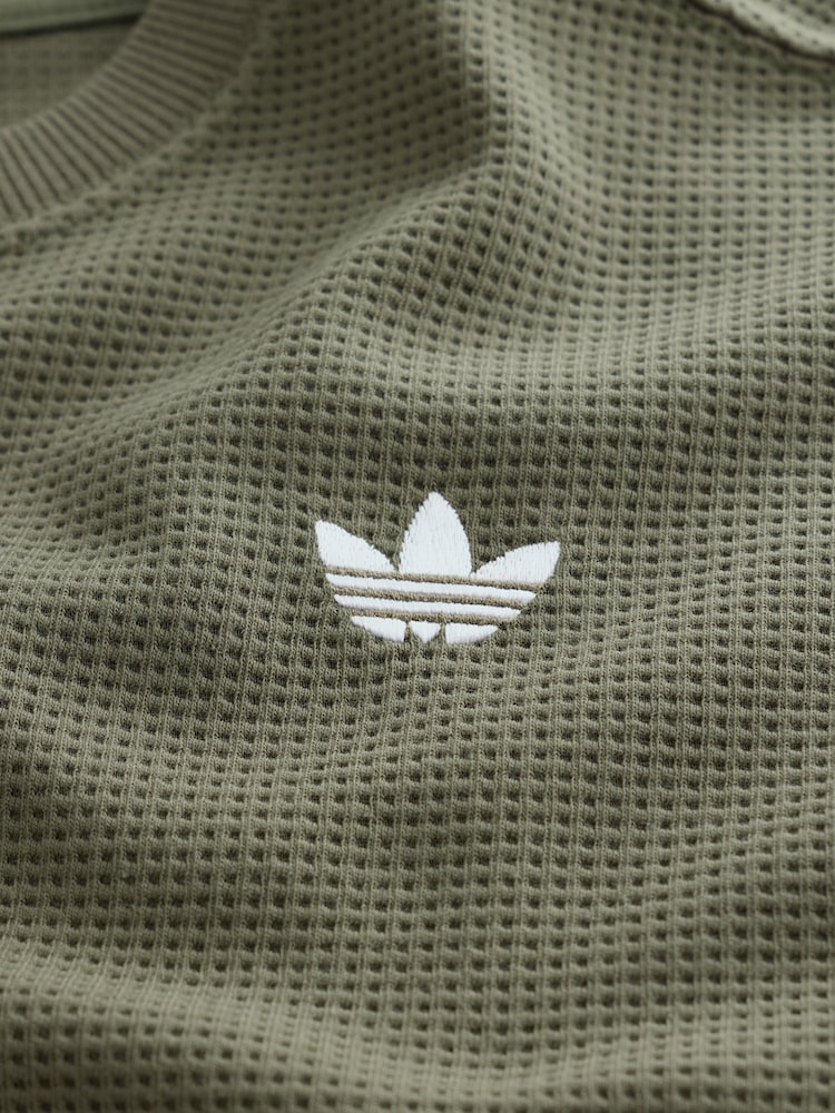 ירוק - adidas originals סט של חולצת טי עם שרוול ארוך ומכנסי טרנינג במרקם וופל - תמונה 8 מתוך 8 ירוק - adidas originals סט של חולצת טי עם שרוול ארוך ומכנסי טרנינג במרקם וופל - תמונה 8 מתוך 8