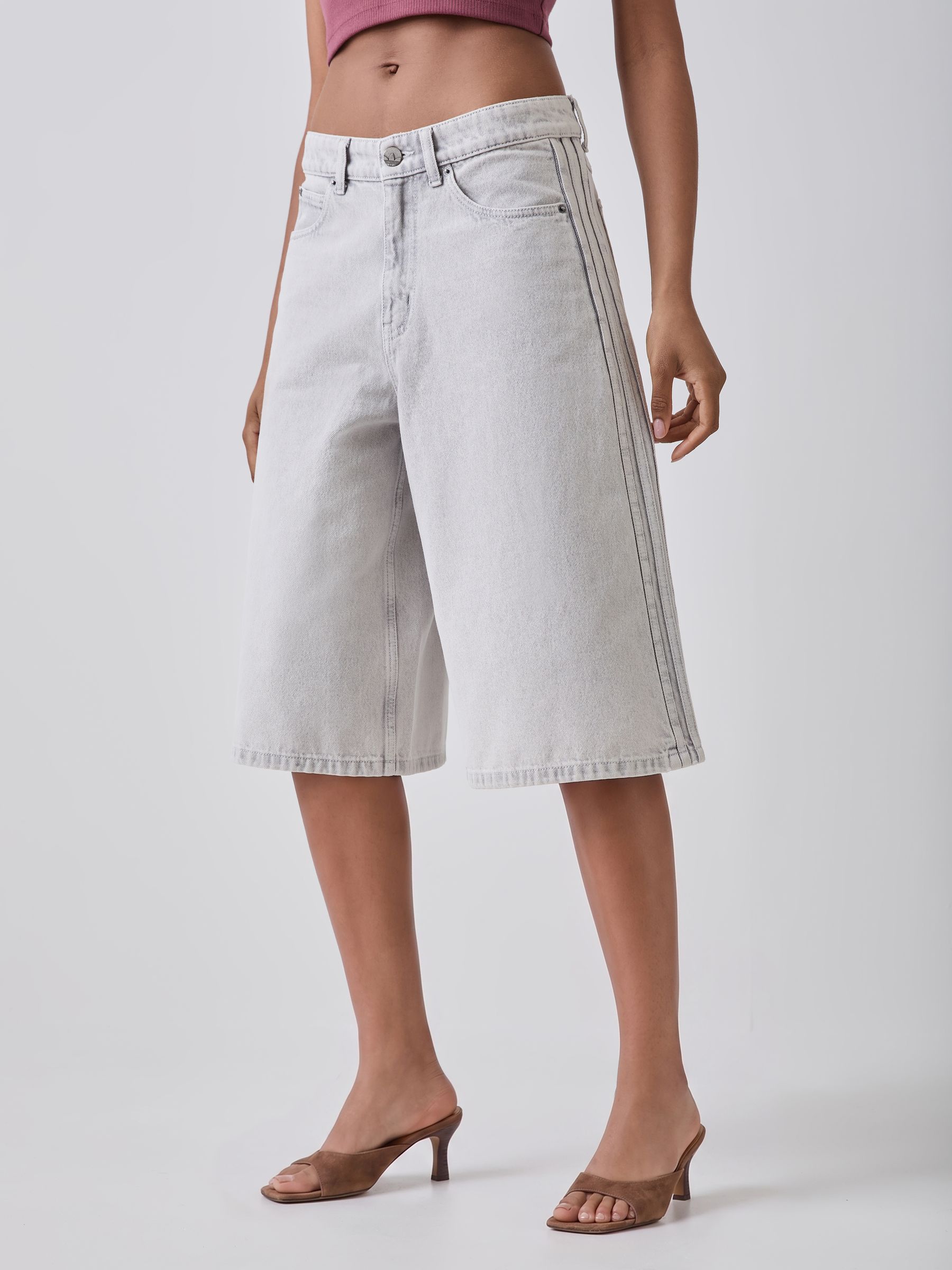 Comprar Shorts jeans de cintura média adidas Originals from Next