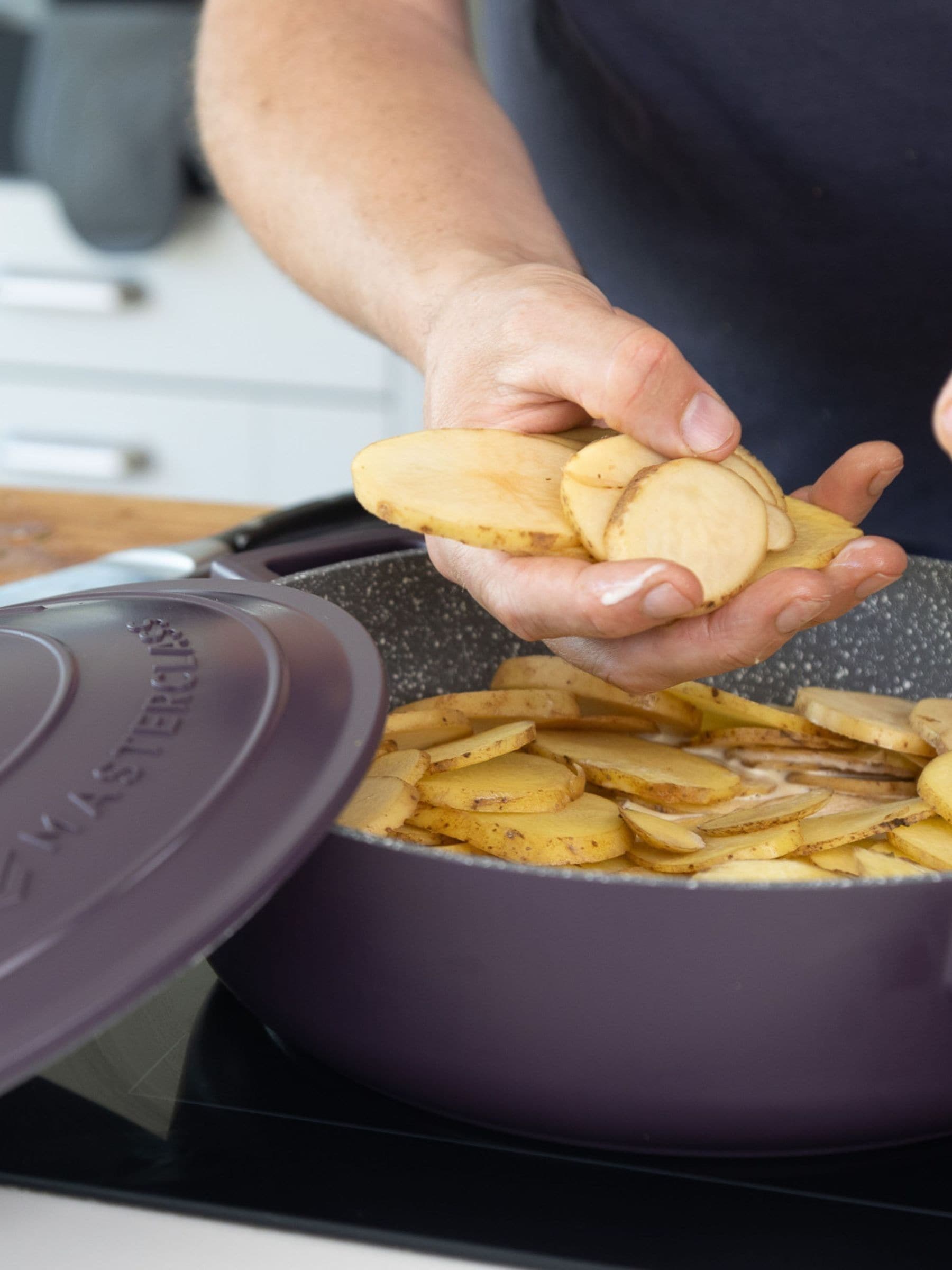 Masterclass  Cast Aluminium Casserole Dish 4L - Purple - 4L - Image 4
