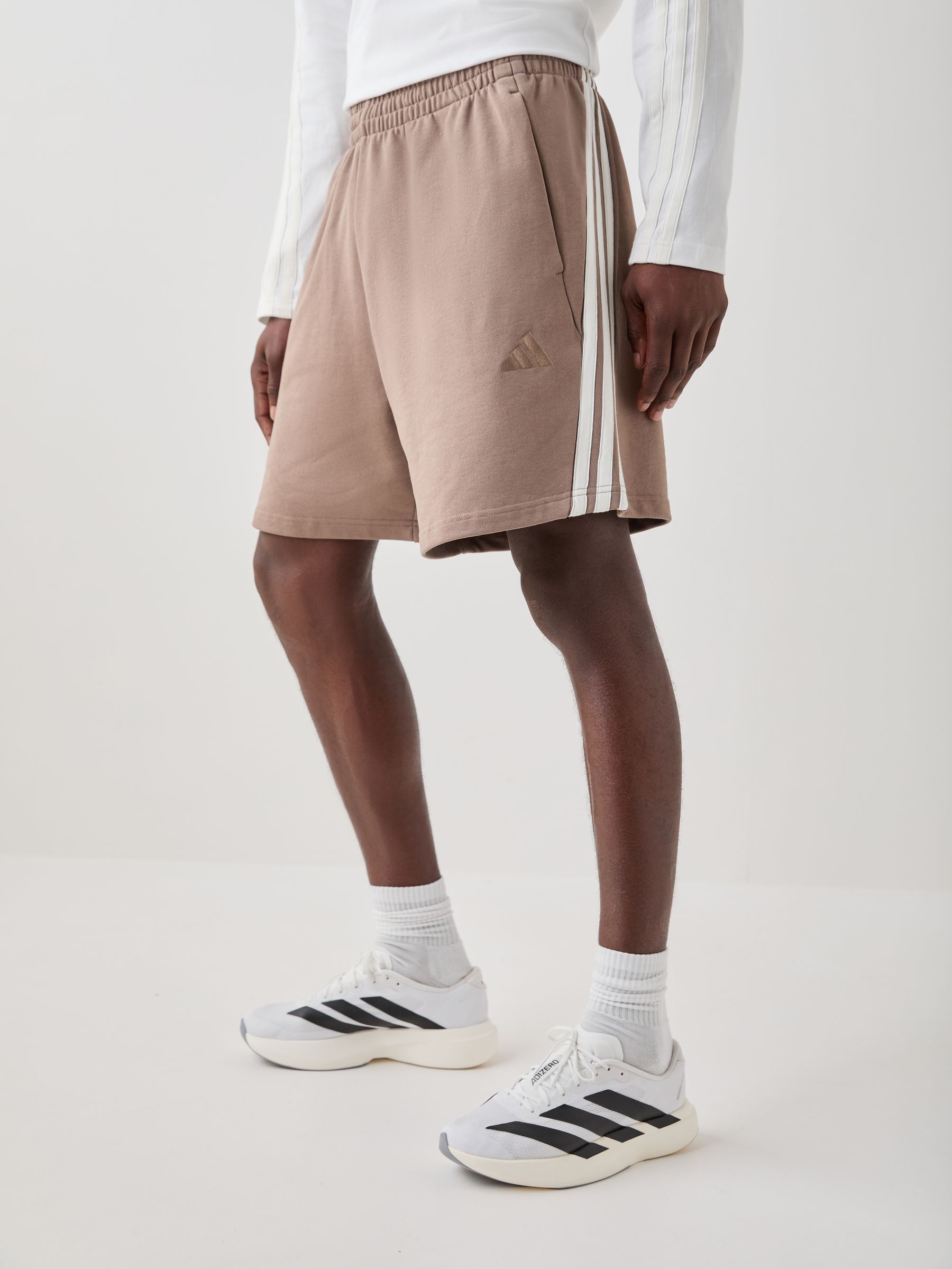 Next：日本 adidas Kit スリーストライプス ショートパンツ from Next
