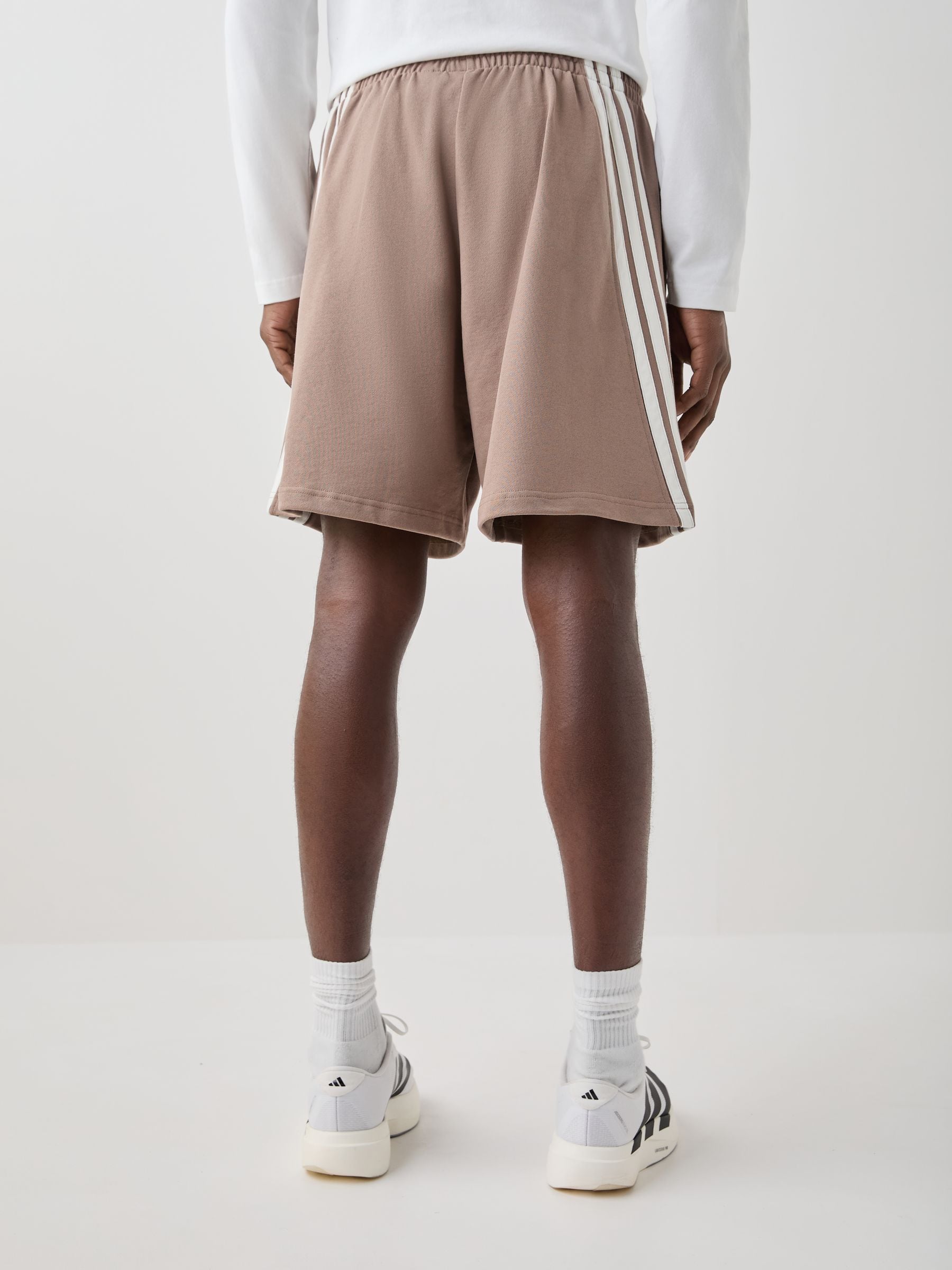 Next：日本 adidas Kit スリーストライプス ショートパンツ from Next