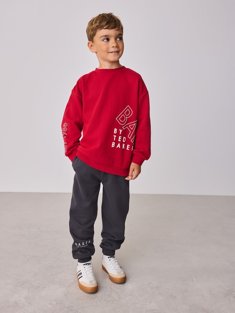 طقم من بنطلون رياضي وسويت شيرت بقصّة واسعة مُزيَّن بطبعة جرافيك من Baker By Ted Baker - Image 1 of 14