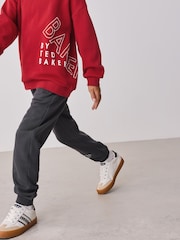 طقم من بنطلون رياضي وسويت شيرت بقصّة واسعة مُزيَّن بطبعة جرافيك من Baker By Ted Baker - Image 4 of 14