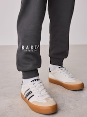 طقم من بنطلون رياضي وسويت شيرت بقصّة واسعة مُزيَّن بطبعة جرافيك من Baker By Ted Baker - Image 7 of 14