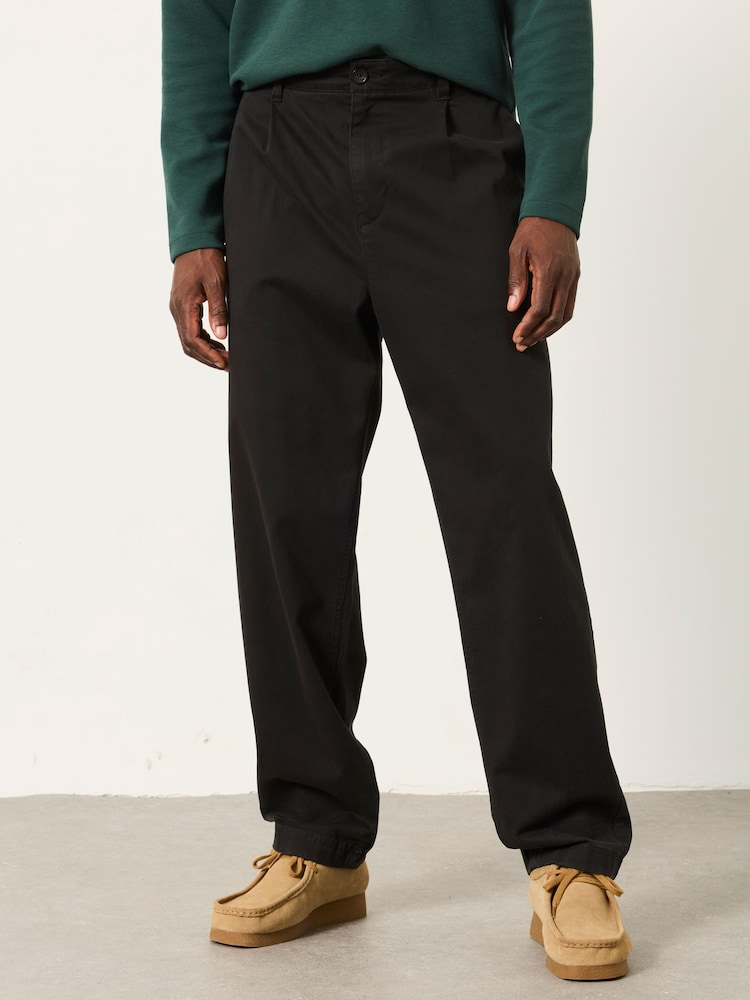 Melns - FatFace Perth Pleat Front Chinos - Attēls 1 no 6 Melns - FatFace Perth Pleat Front Chinos - Attēls 1 no 6
