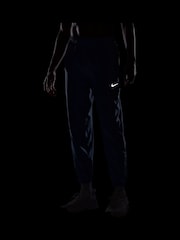 Indigo Storm Blue - بنطلون رياضي للتدريب بقصّة مائلة وتقنية Dri-FIT من Nike - صورة 4 من 4