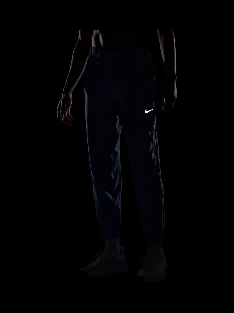 Indigo Storm Blue - بنطلون رياضي للتدريب بقصّة مائلة وتقنية Dri-FIT من Nike - صورة 4 من 4