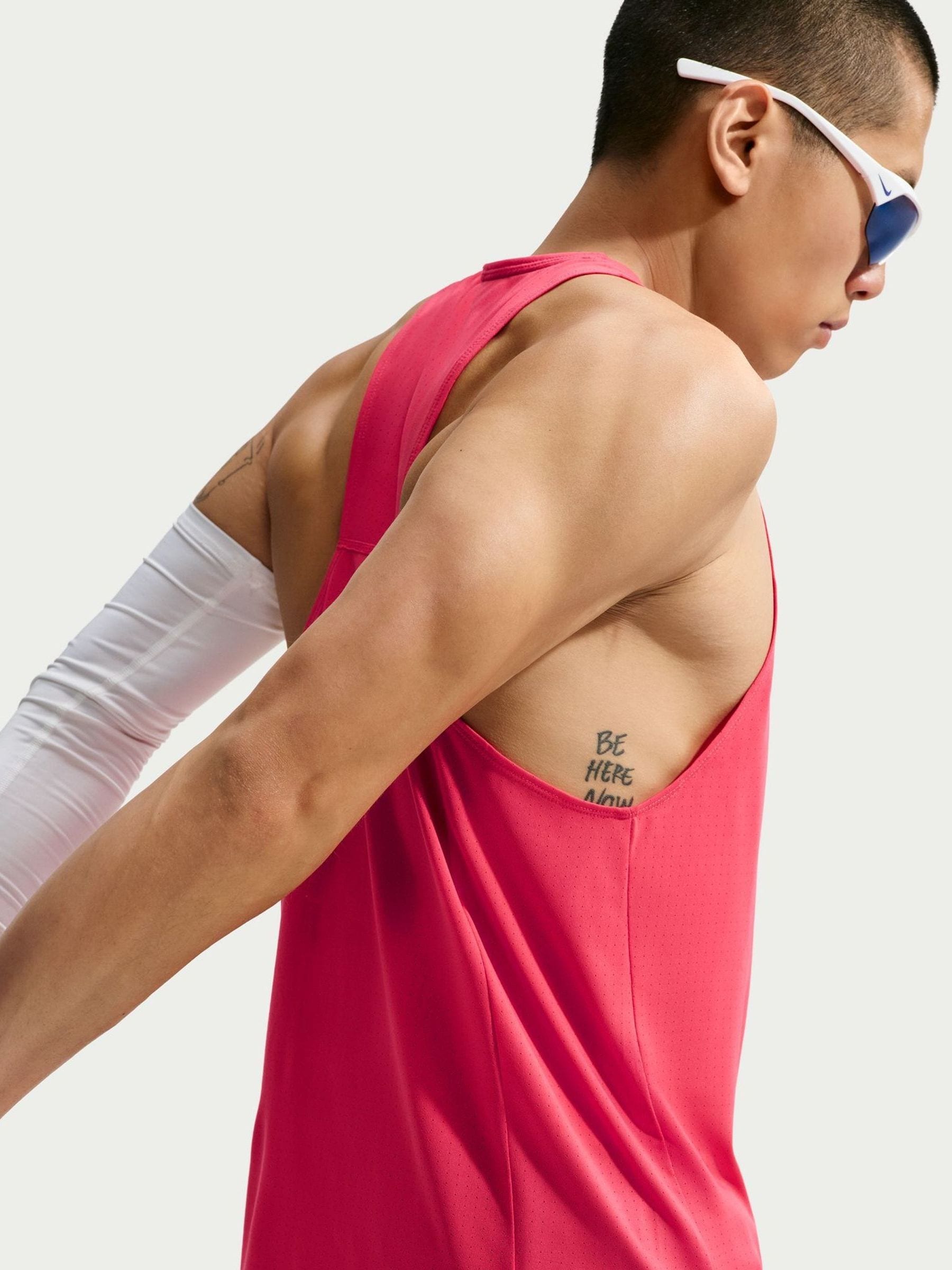 Next：日本 レッド - Nike Fast Dri-FIT ランニングシングレットタンク