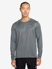 أزرق - تيشرت جري Miler بتقنية Dri-FIT وحماية من الأشعة فوق البنفسجية بأكمام طويلة من Nike - Image 1 of 3