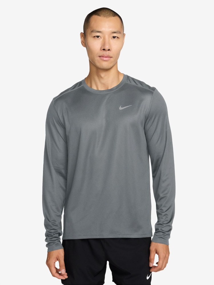 أزرق - تيشرت جري Miler بتقنية Dri-FIT وحماية من الأشعة فوق البنفسجية بأكمام طويلة من Nike - Image 1 of 3 أزرق - تيشرت جري Miler بتقنية Dri-FIT وحماية من الأشعة فوق البنفسجية بأكمام طويلة من Nike - Image 1 of 3