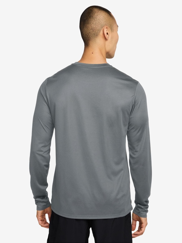 أزرق - تيشرت جري Miler بتقنية Dri-FIT وحماية من الأشعة فوق البنفسجية بأكمام طويلة من Nike - Image 2 of 3 أزرق - تيشرت جري Miler بتقنية Dri-FIT وحماية من الأشعة فوق البنفسجية بأكمام طويلة من Nike - Image 2 of 3