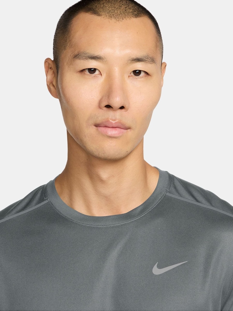 أزرق - تيشرت جري Miler بتقنية Dri-FIT وحماية من الأشعة فوق البنفسجية بأكمام طويلة من Nike - Image 3 of 3 أزرق - تيشرت جري Miler بتقنية Dri-FIT وحماية من الأشعة فوق البنفسجية بأكمام طويلة من Nike - Image 3 of 3