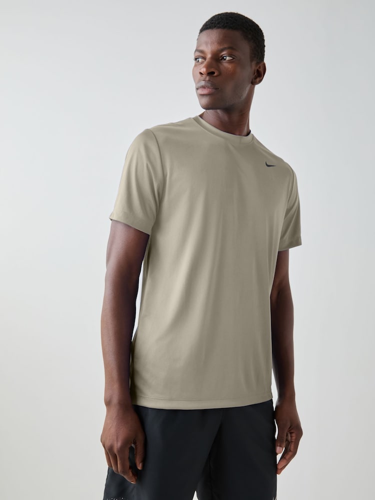 بني - تيشيرت فليكس للأداء الرياضي Nike Dri-FIT - صورة 1 من 4