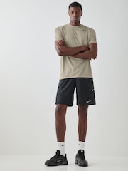 بني - تيشيرت فليكس للأداء الرياضي Nike Dri-FIT - صورة 2 من 4
