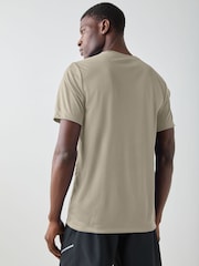 بني - تيشيرت فليكس للأداء الرياضي Nike Dri-FIT - صورة 3 من 4