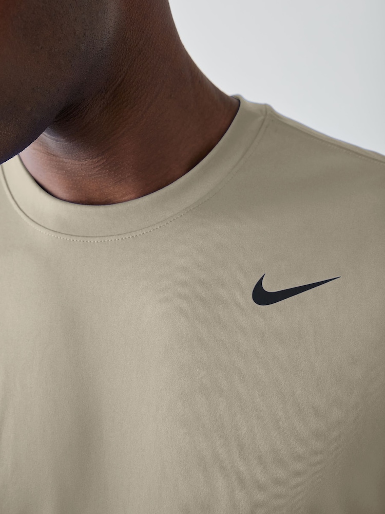 بني - تيشيرت فليكس للأداء الرياضي Nike Dri-FIT - صورة 4 من 4