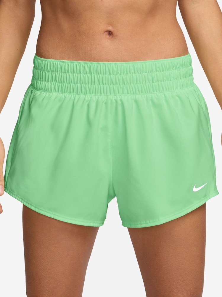Зелений - Nike One Dri-FIT Mid Rise 3 дюймові шорти з підкладкою - Image 1 of 5