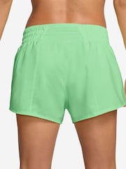 Зелений - Nike One Dri-FIT Mid Rise 3 дюймові шорти з підкладкою - Image 2 of 5