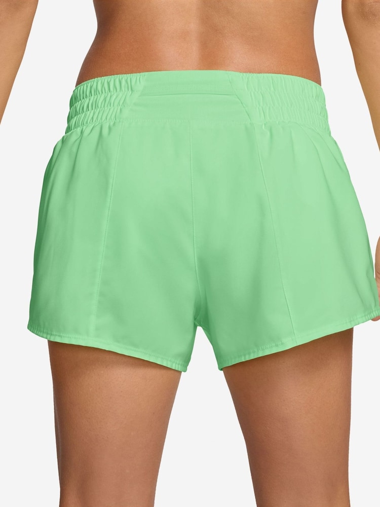 Зелений - Nike One Dri-FIT Mid Rise 3 дюймові шорти з підкладкою - Image 2 of 5