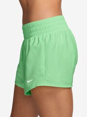 Зелений - Nike One Dri-FIT Mid Rise 3 дюймові шорти з підкладкою - Image 3 of 5