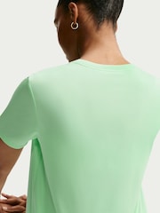 أخضر - تي شيرت Dri-FIT من Nike - صورة 4 من 5