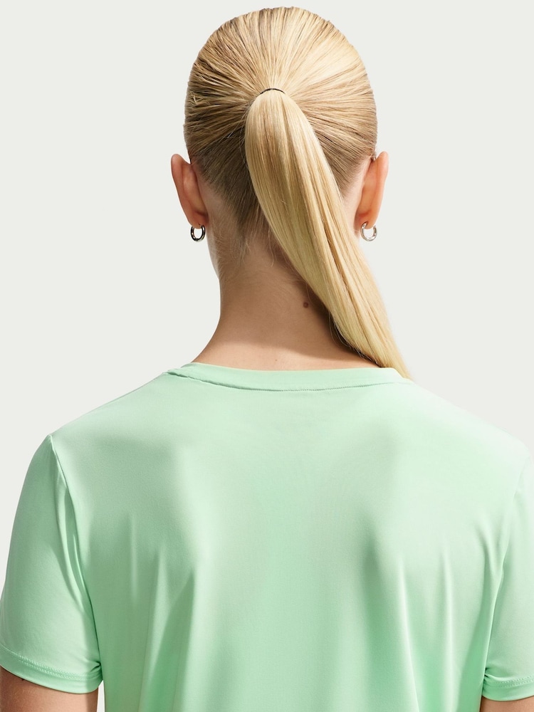 أخضر - بطابع خيار - رداء عُلوي كلاسيكي ملفوف بكُم قصير بتقنية Dri-FIT تشكيلة One من Nike - صورة 5 من 5 أخضر - بطابع خيار - رداء عُلوي كلاسيكي ملفوف بكُم قصير بتقنية Dri-FIT تشكيلة One من Nike - صورة 5 من 5