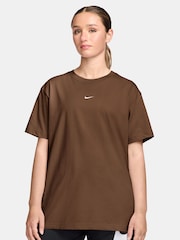 بني كاكاو Wow - تيشِرت رياضي أساسي بقصّة واسعة من Nike - صورة 1 من 3