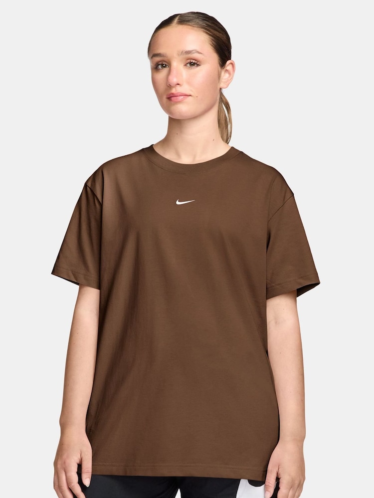 بني كاكاو Wow - تيشِرت رياضي أساسي بقصّة واسعة من Nike - صورة 1 من 3 بني كاكاو Wow - تيشِرت رياضي أساسي بقصّة واسعة من Nike - صورة 1 من 3