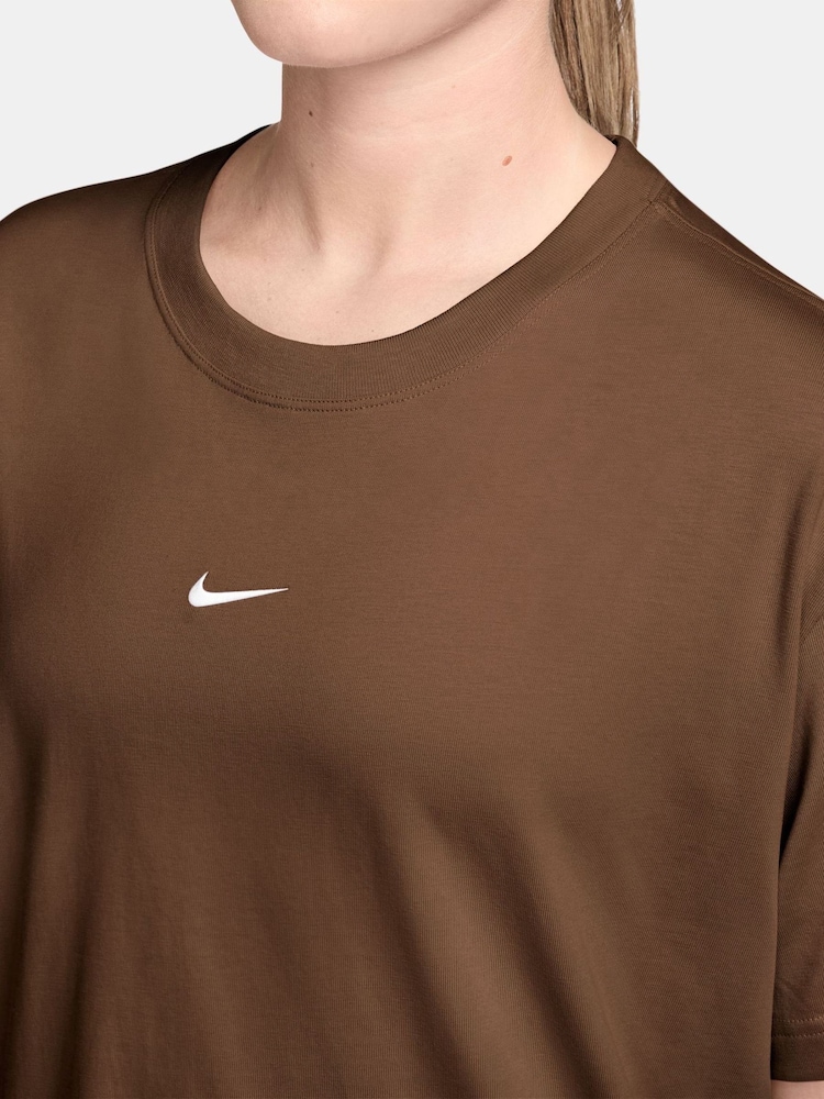 بني كاكاو Wow - تيشِرت رياضي أساسي بقصّة واسعة من Nike - صورة 3 من 3 بني كاكاو Wow - تيشِرت رياضي أساسي بقصّة واسعة من Nike - صورة 3 من 3