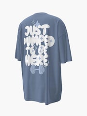 أزرق عملي - تيشِرت واسع بأكمام قصيرة بتقنية Dri FIT من Nike - صورة 2 من 2