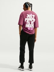 دخان وردي - تيشِرت واسع بأكمام قصيرة بتقنية Dri FIT من Nike - صورة 1 من 5